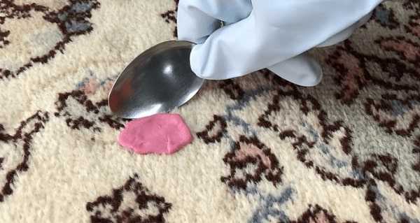 از بین بردن آدامس با تکه یخ بدون نیاز به شستشو فرش