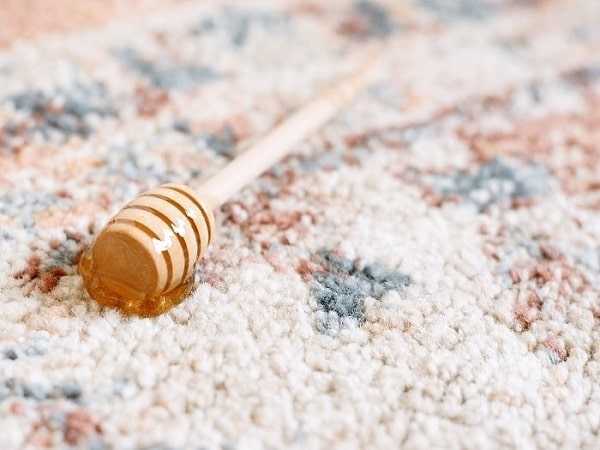 وجود اجزای چسبناک سبب جذب آلودگی و نیاز به شستن فرش میشود