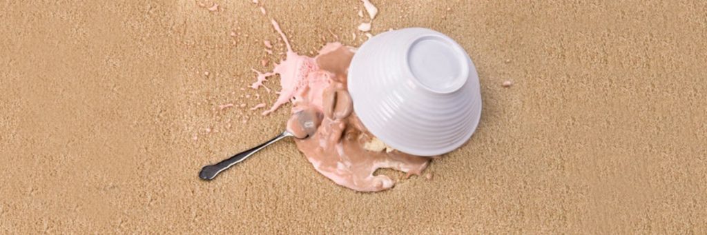 پاک کردن لکه بستنی بر روی فرش